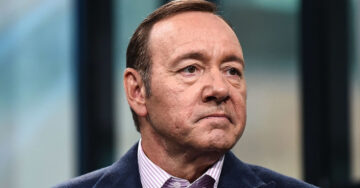 Joven retira demanda civil contra Kevin Spacey, aún enfrenta un proceso penal