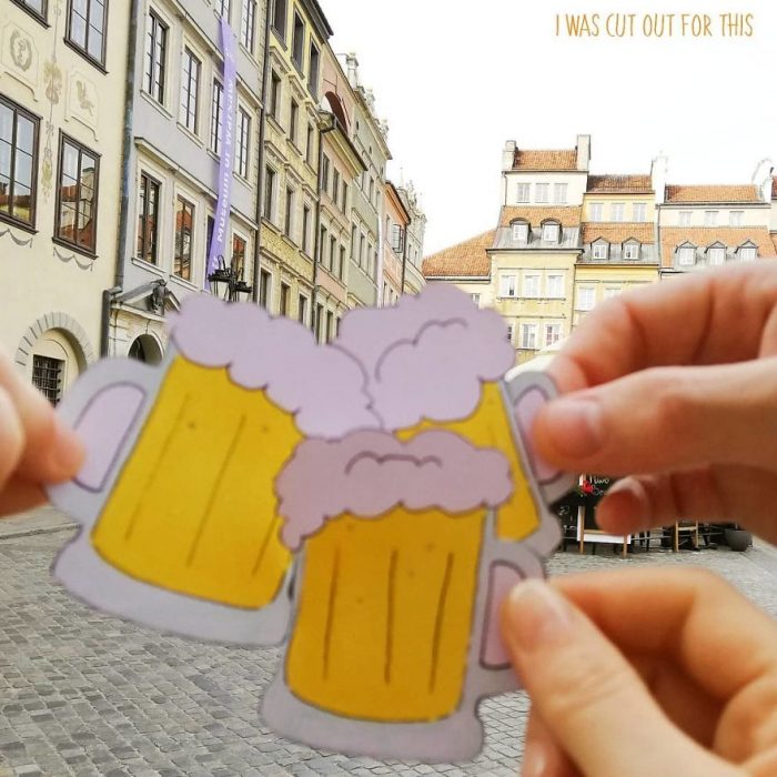 Ilustraciones de Ana Stretcu durante sus vacaciones, junto a sus amigos disfrutando una cerveza