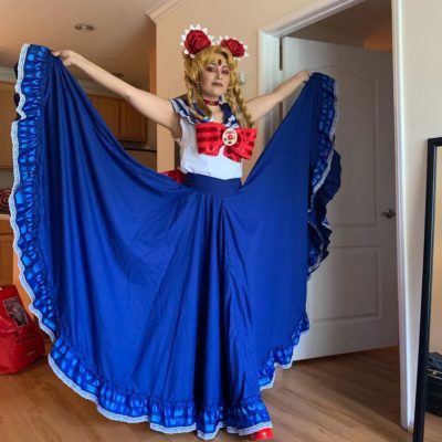 Chica cosplayer combinó a Sailor Moon y el folklore mexicano