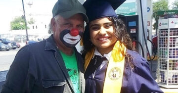 Hija lleva diploma hasta el trabajo de su padre que no pudo ir a su graduación