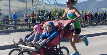 Cynthia Arnold rompe el récord mundial de maratón… con carriola y tres hijos