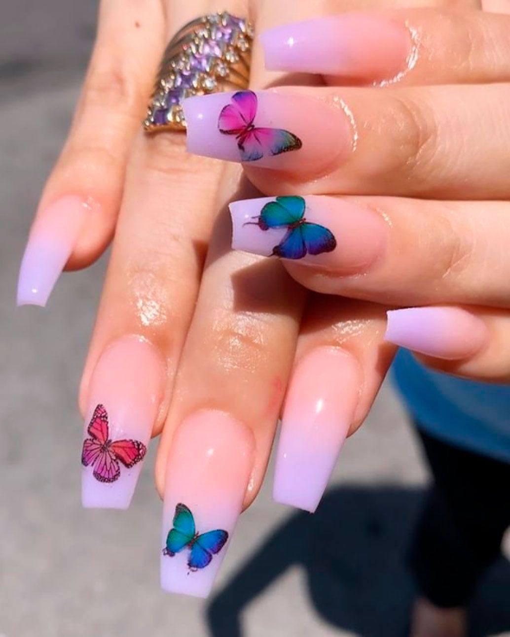 15 Diseños de uñas de mariposa que te van a encantar mucho