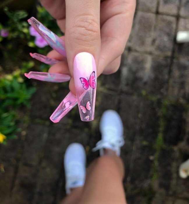 15 Diseños de uñas de mariposa que te van a encantar mucho