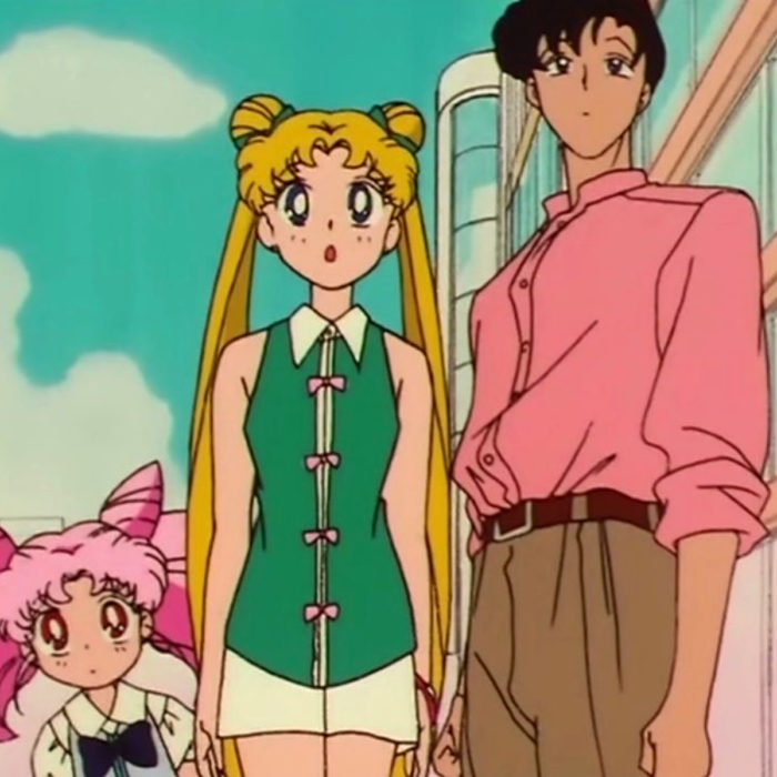 Moda de Sailor Moon; Serena Tsukino vestida de verde con moños, Chibimoon y Darien Tuxedo Mask con camisa rosa