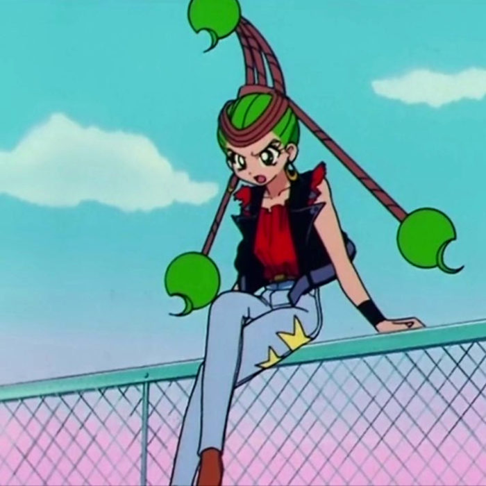 Moda de Sailor Moon; villana Jun-Jun de cabello verde, con chaleco negro y jean con estampado de estrellas
