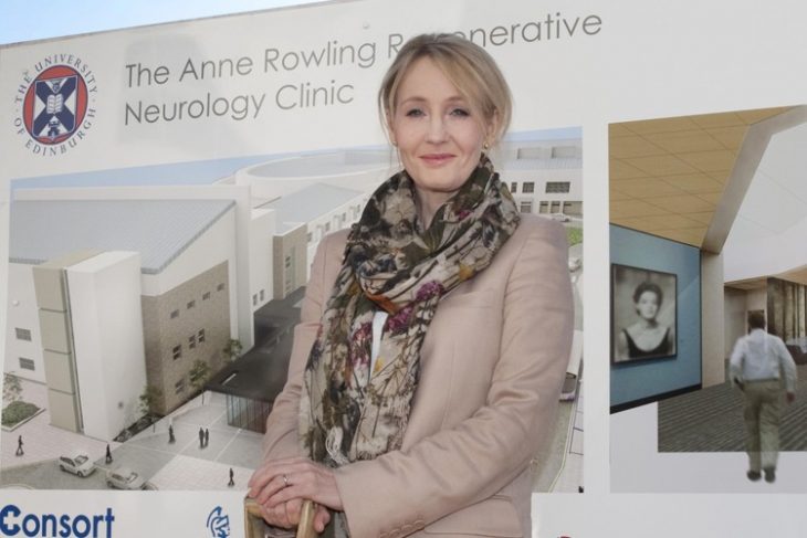 J.K. Rowling inaugurando un hospital de especialidades 