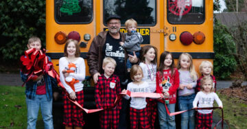 Abuelito compra autobús escolar para llevar a sus 10 nietos a la escuela