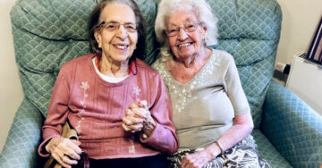 Mejores amigas de 89 años se mudan juntas al asilo