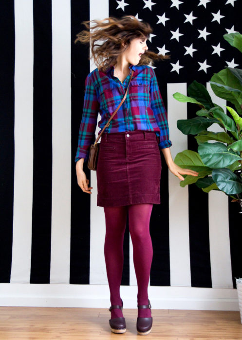 Outfits con medias de colores; chica con blusa de cuadros azules y morados, falda de pana color vino y medias rojas