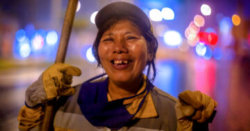 Mujer barre las calles de madrugada para que su hija termine la universidad