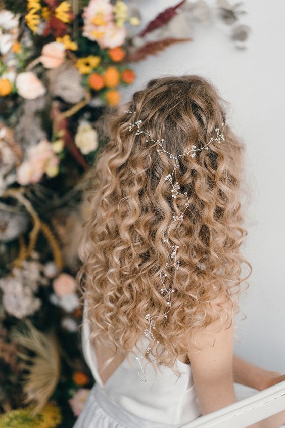 12 Peinados de novia de cabello rizado que te fascinaran