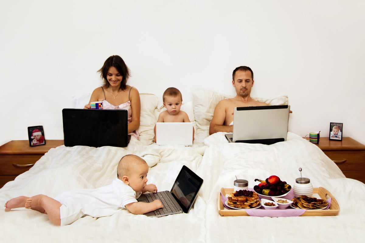 Муж и жена в декрете. Современная семья. Семья с гаджетами. Семья за ноутбуком. Современная семья с гаджетами.