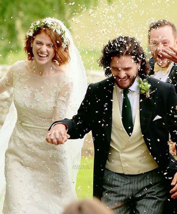 Leslie Rose y Kit Harrington tomados de las manos el día de su boda 