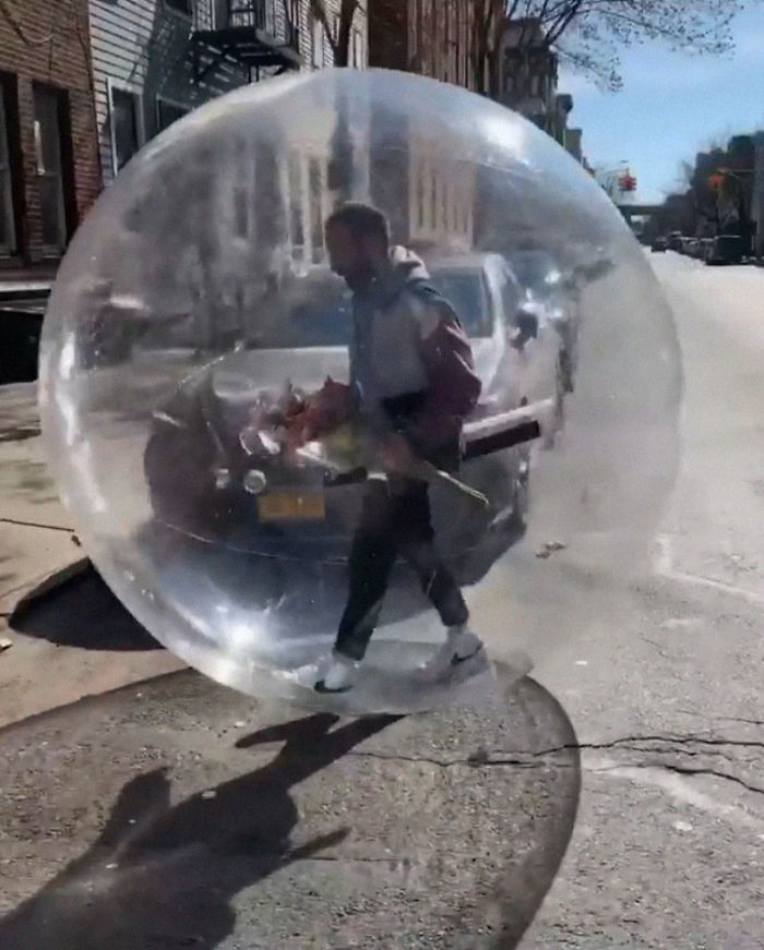 Se mete en un burbuja de plástico para visitar a una chica