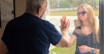 Nieta sorprende a su abuelito en medio de la cuarentena