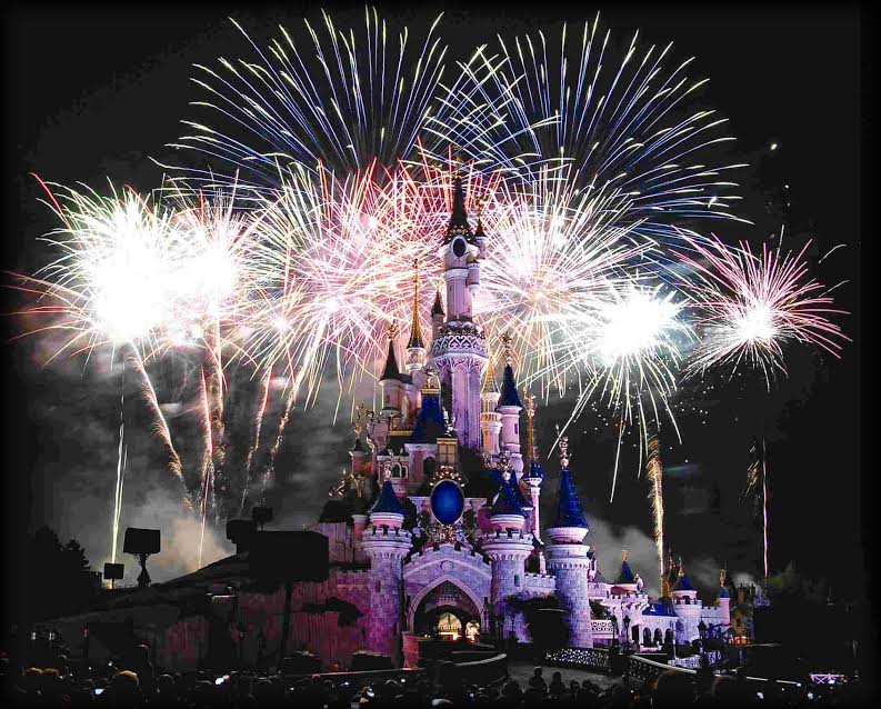 Disneyland Paris transmitirá su espectáculo de luces hoy
