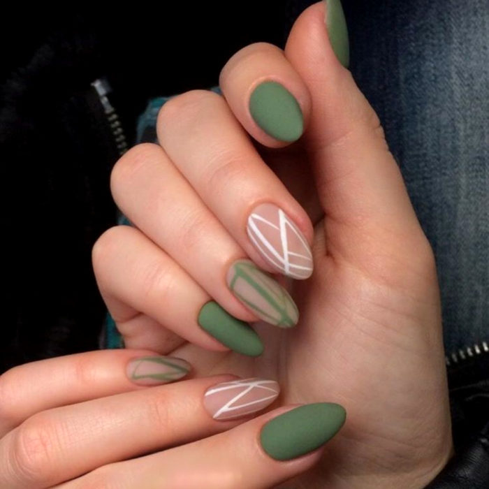 Diseños de manicure; uñas almendra colo verde con líneas