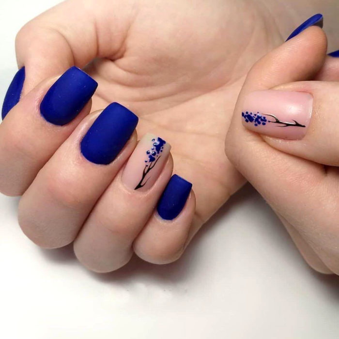 Diseños de manicure; uñas cuadradas azul rey con flores