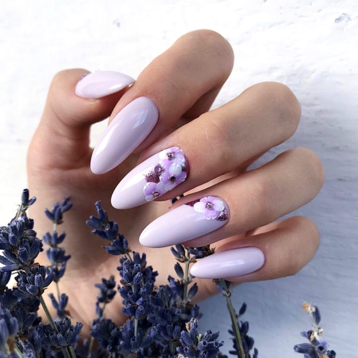 Diseños de manicure; uñas almendra color lila con flores