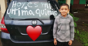 Niño celebra su último día de tratamiento con un alegre mensaje en el parabrisas