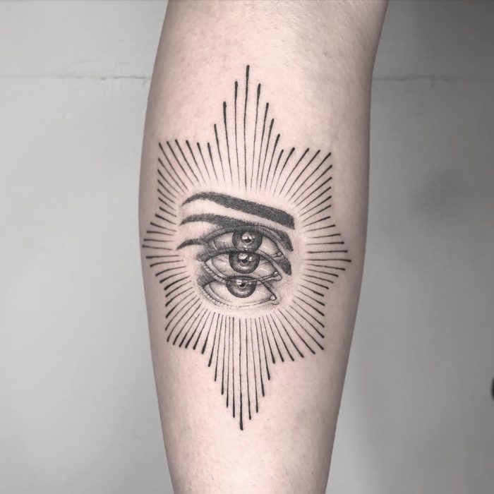 Tatuaje de ilusión óptico de un ojo con halo de estrella