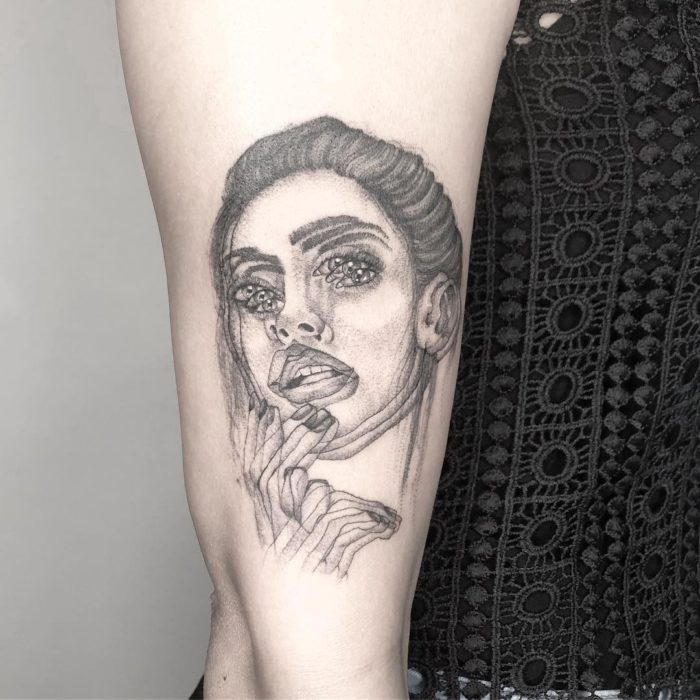 Tatuaje de ilusión óptico de una chica tocando sus labios con los dedos