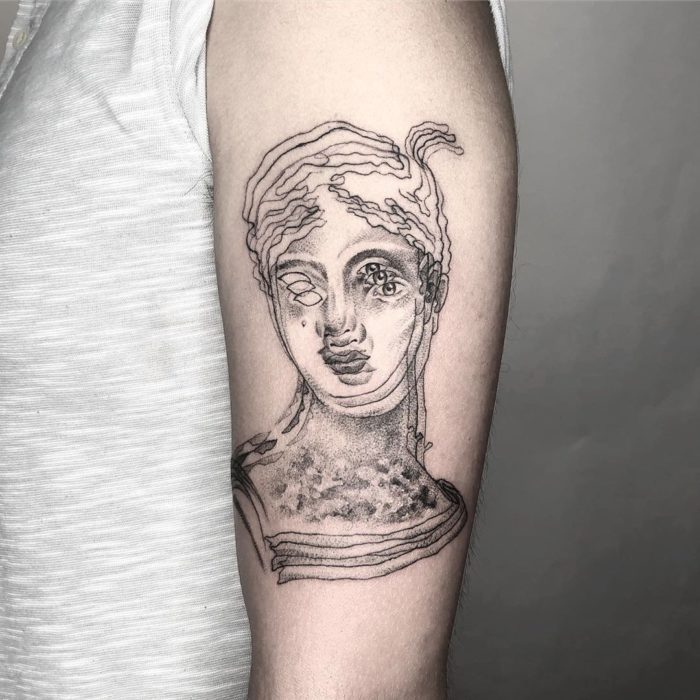 Tatuaje de ilusión óptico de una mujer con una serpiente en la cabeza