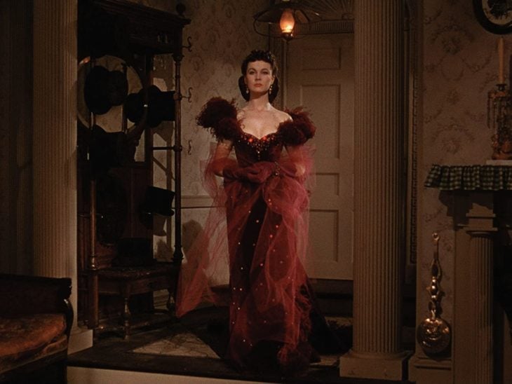Scarlett O'Hara usando un vestido de color rojo en Lo que el viento se llevó