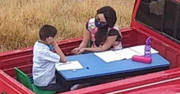 Profesora transforma su camioneta en un aula móvil para dar clases