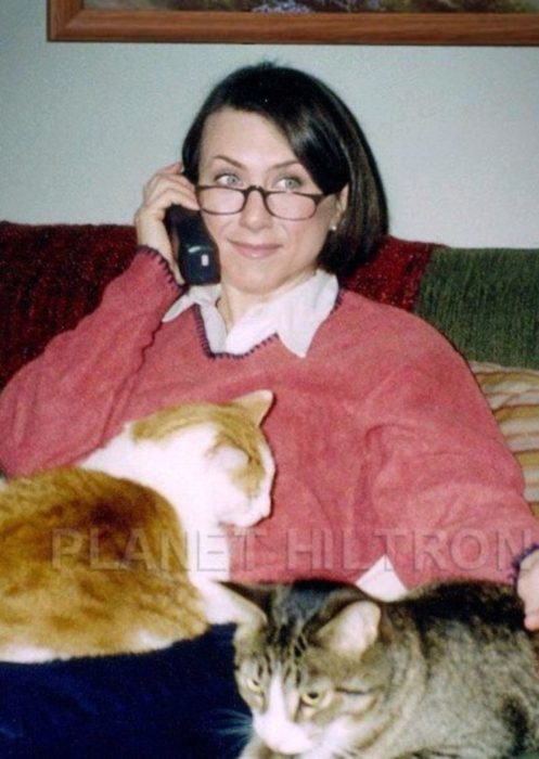 Jennifer Aniston caracterizada como una mujer de edad avanzada con varios gatos