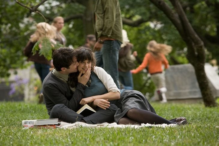 Escena de la película 500 días con ella en la que Tom y Summer están en el parque