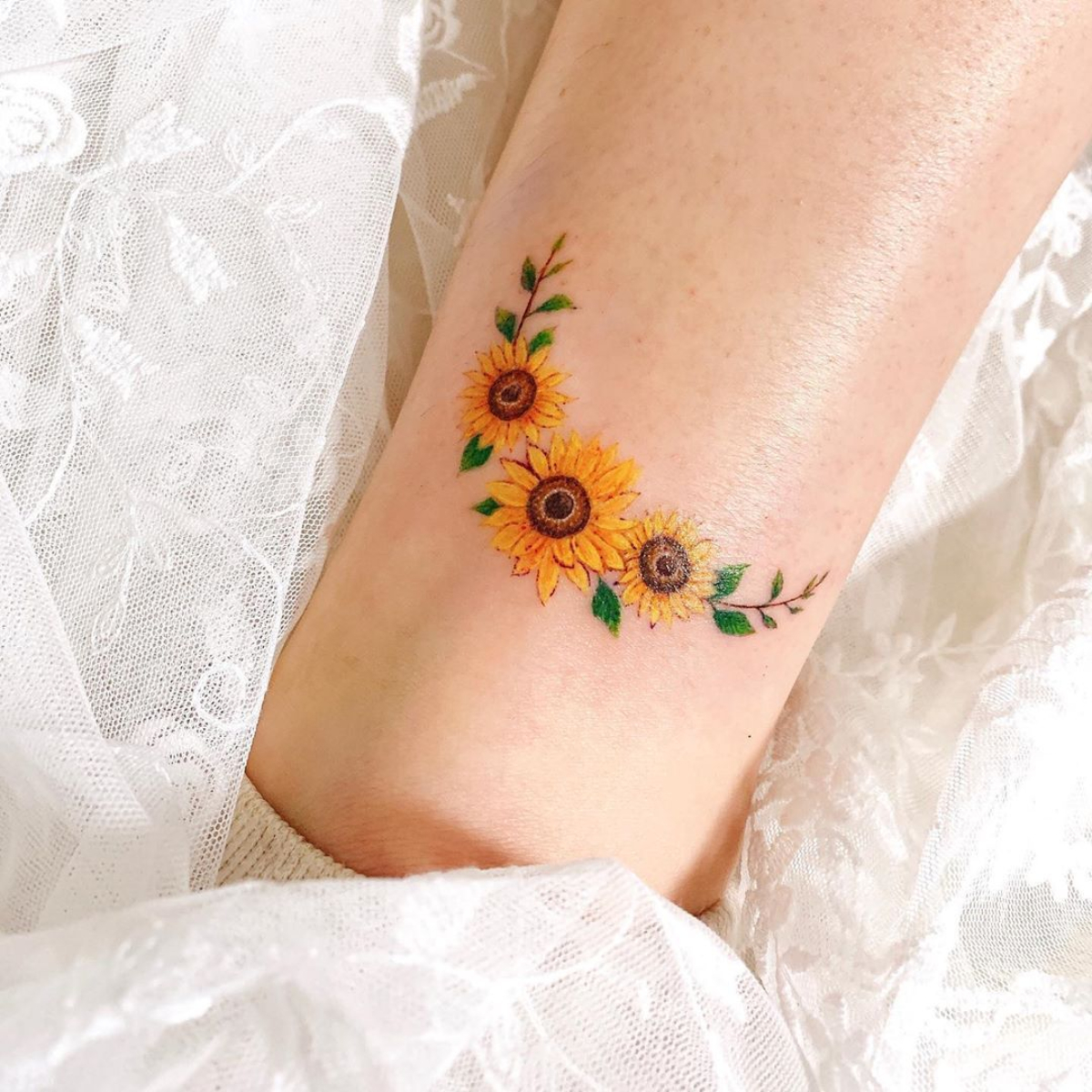 Bonitos diseños de tatuajes de girasoles para mujeres