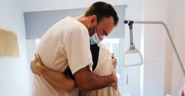 Paciente que venció al Covid-19 abraza al enfermero que le salvó la vida