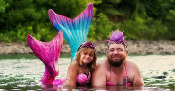 Papá se disfraza de sirena y posa con su hija en tierna sesión de fotos