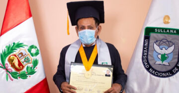 Abuelito de 73 años cumple su sueño y se gradúa de la universidad