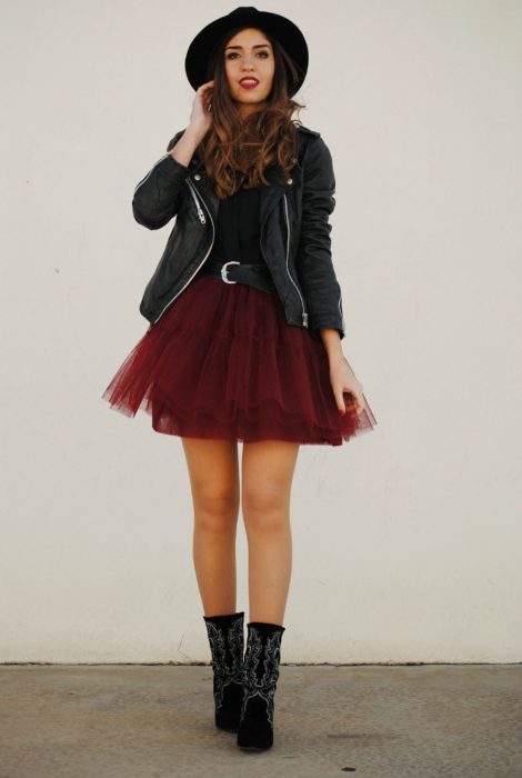 Chica usando falda de tul color color guinda con botines, blusa y chamarra de cuero color negros