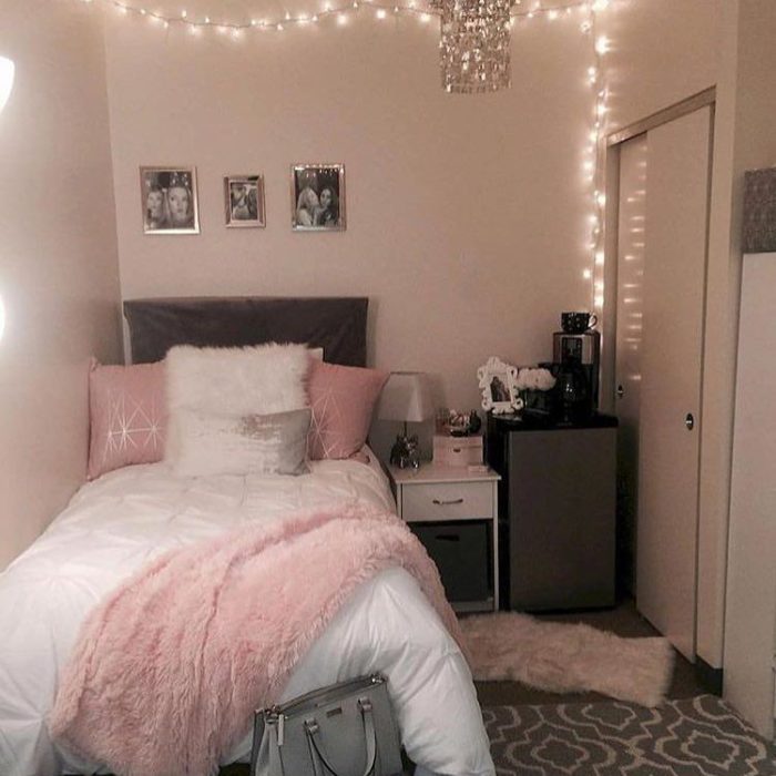 Organización de habitación pequeña con estilo de colores blanco rosa y tonos grises
