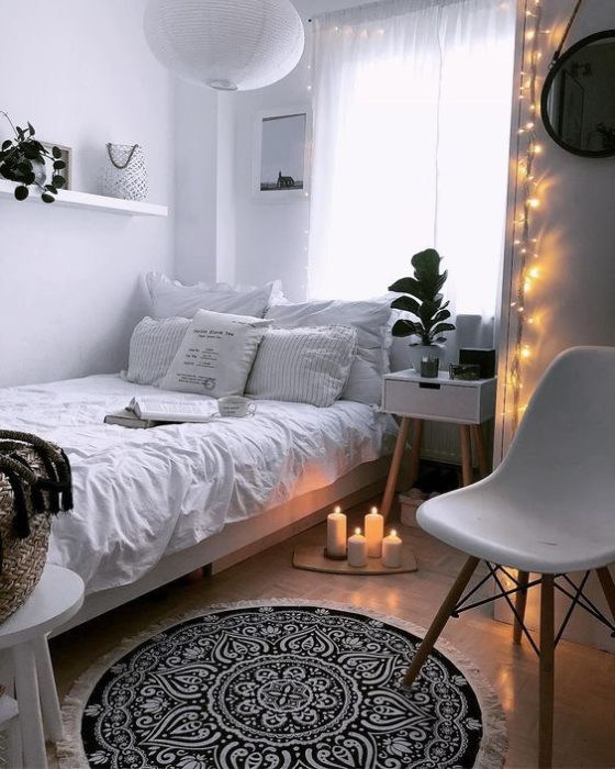 Organización de habitación pequeña con estilo de colores blanco con negro y mucha iluminación