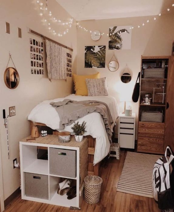Organización de habitación pequeña con estilo de colores beige, madera y blancos