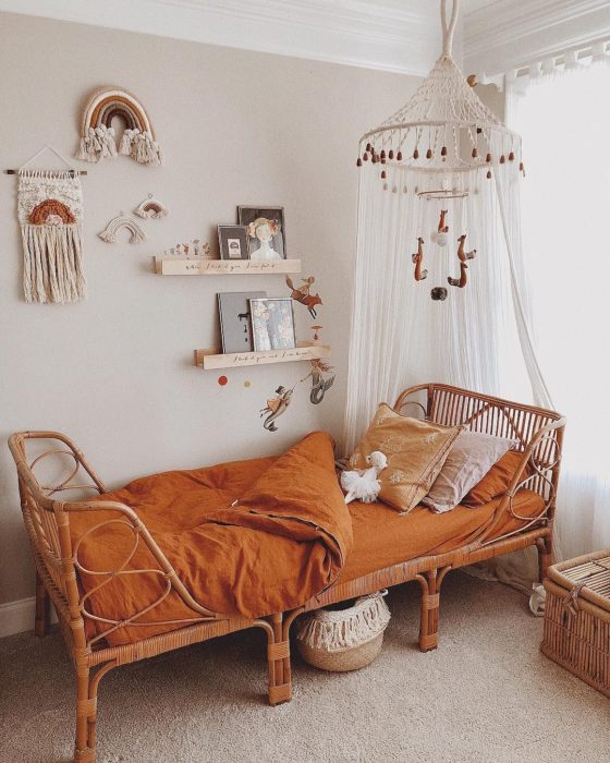 Organización de habitación pequeña con estilo de colores blanco con detalles madera y tono teja