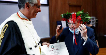Abuelito de 96 años se gradúa con honores de la universidad