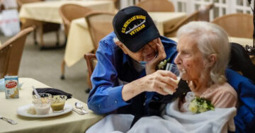 Abuelito se muda al mismo asilo que su esposa para estar juntos