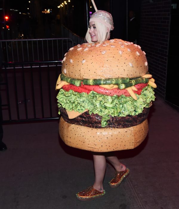 Katy Perry usando un outfit de hamburguesa con unos zapatos a juego