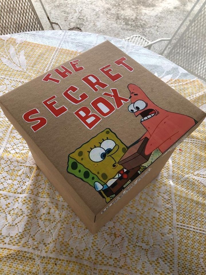 Le regala a su novio una caja secreta de Bob Esponja
