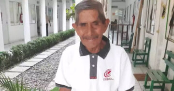 Abuelito de 80 años logra terminar preparatoria con honores