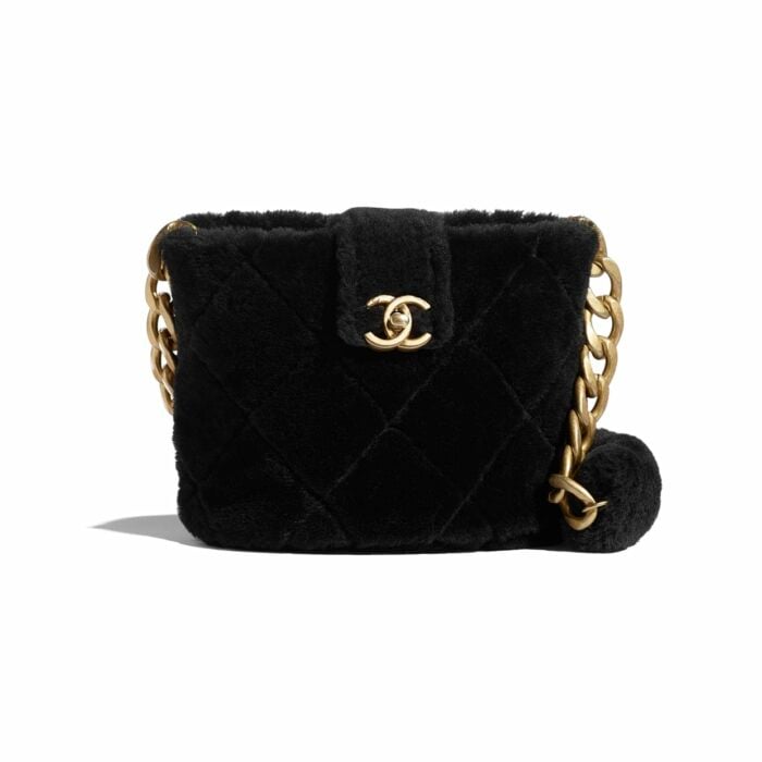 Bolsa de color negra con peluche hecha por chanel 