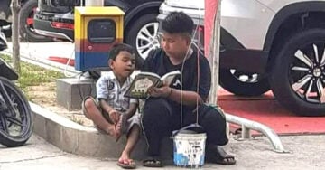 Le enseña a leer a su hermanito en la calle; lo cuida mientras vende globos