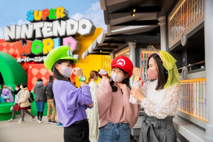 Amigas llevando pulseras al estilo Mario Bros en Super Nintendo World 