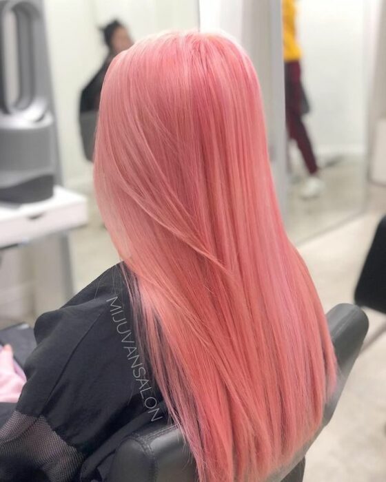 Chica de cabello largo, lacio y con tinte 'Gold Pink Hair'