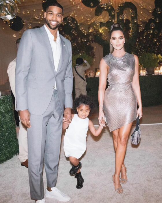 Khloe Kardashian junto a Triston Thompson y su hija True tomados de las manos 